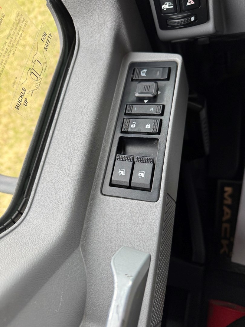 Used 2023 Mack Anthem Daycab - image 13